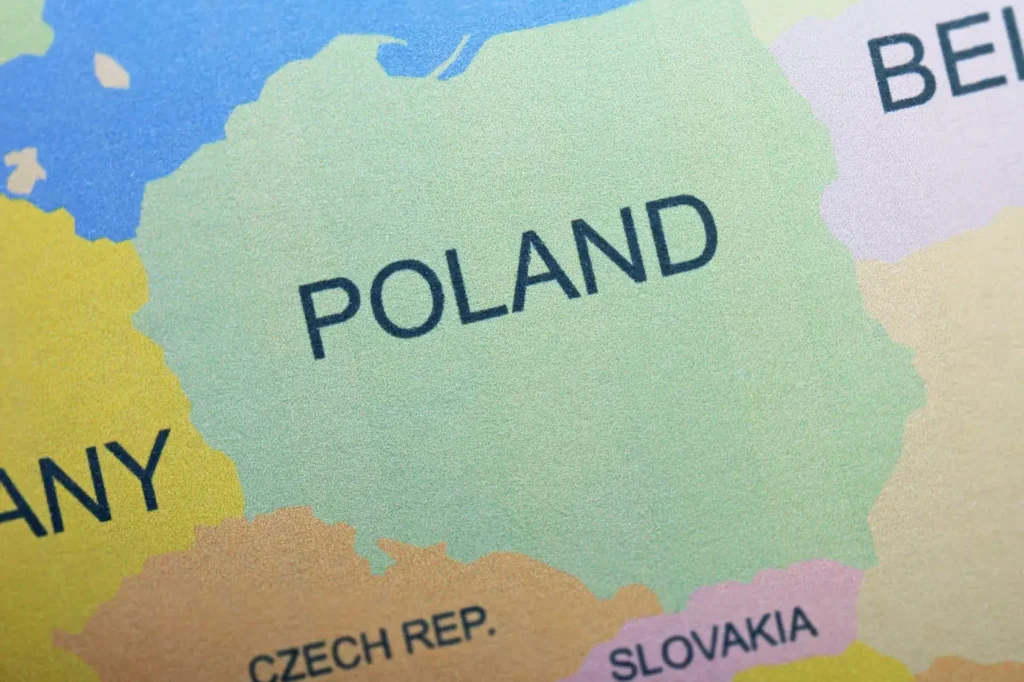 Avrupa haritasında Polonya’nın ortada vurgulandığı yakın plan görünüm, Europe Consulting tarafından Avrupa ülkeleri ve bölgesel danışmanlık hizmetlerini temsil etmek için kullanılmıştır.